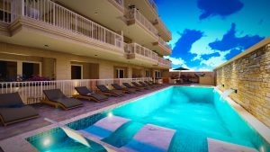 DahletTaCenc_PoolNight